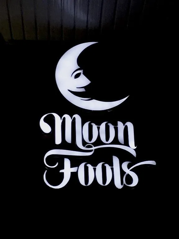 פנגלאו Moon Fools Hostel